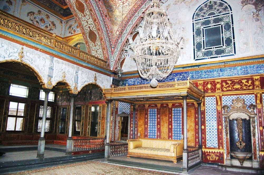 Topkapi_Palace_Istanbul_-_Imperial_Hall-1
