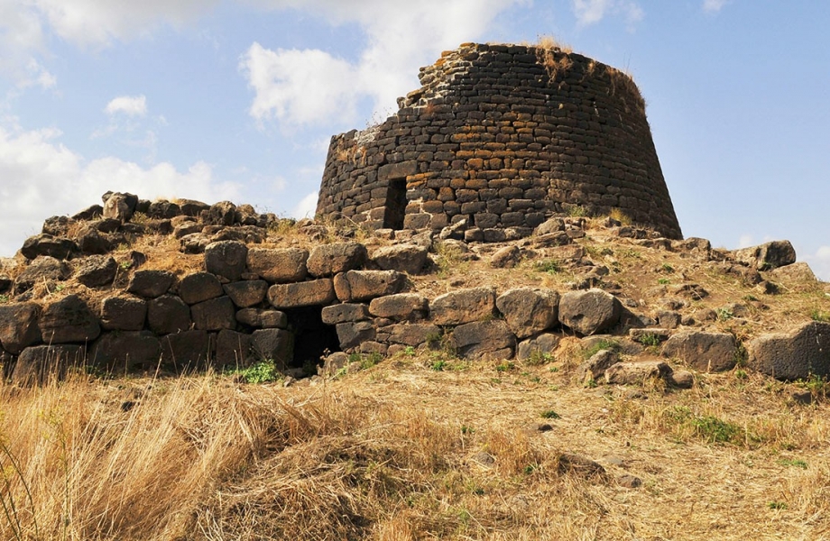 1400-poi-sardinia-nuraghi-beehives-bronze-age-house.imgcache.rev1393624234693.web