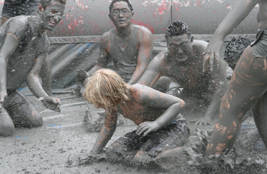 People_in_the_mud,_Mud_Fest_2008