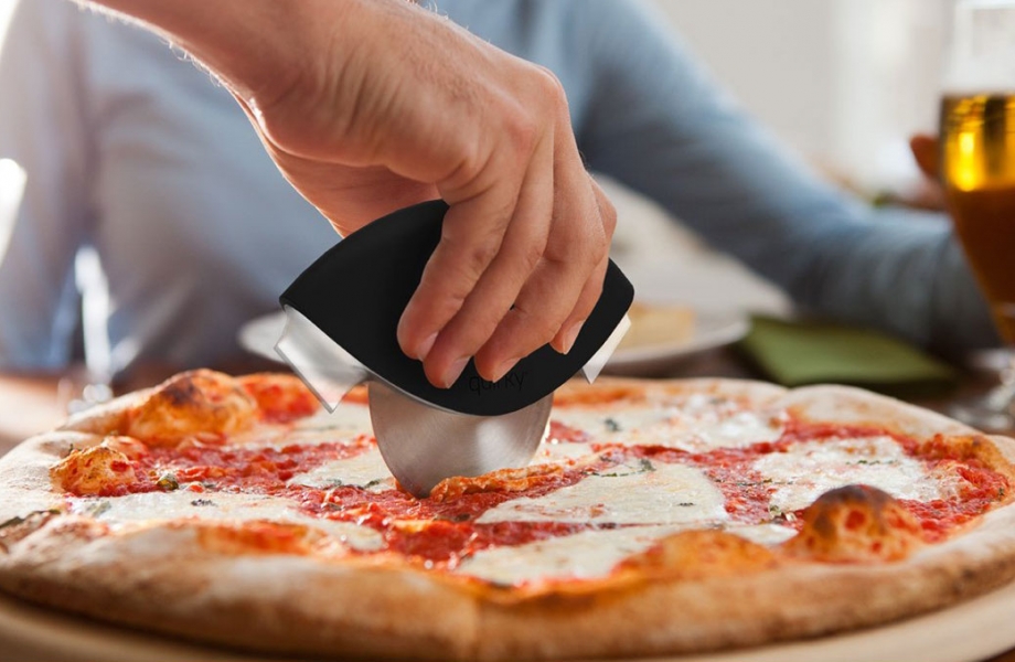 quirky-slice-pizza-wheel-with-dual-crust-cutting-blades-3