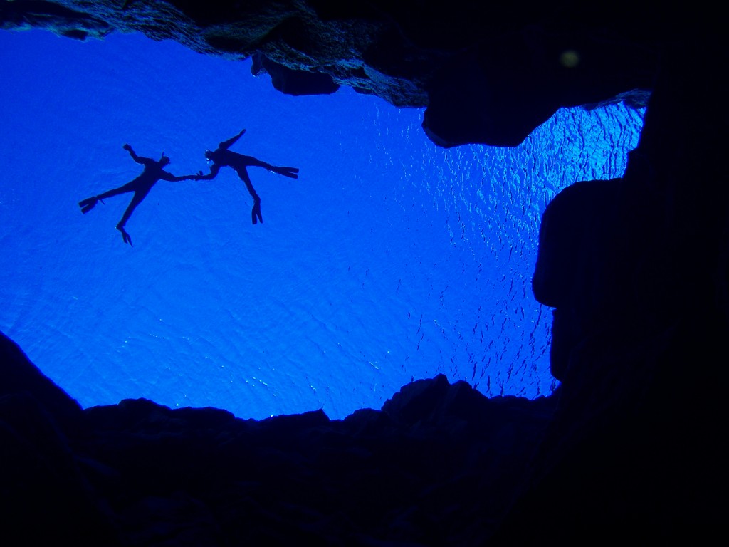 snorkelers_holding_hands_silfra-iceland snorkelers_holding_hands_silfra-iceland