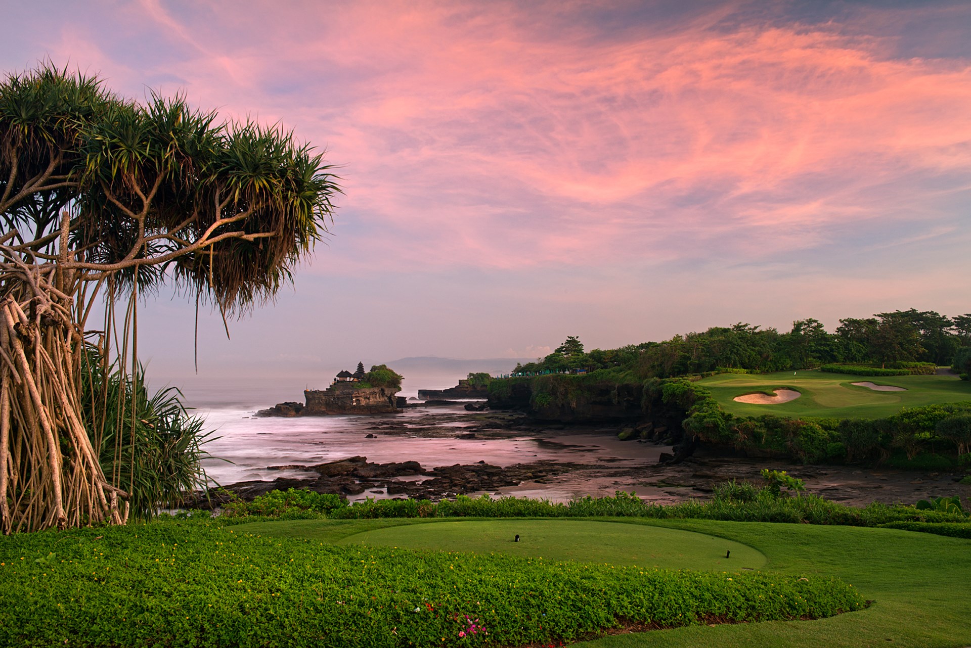 tanah-lot-temple-golfing-things-to-do-in-Bali