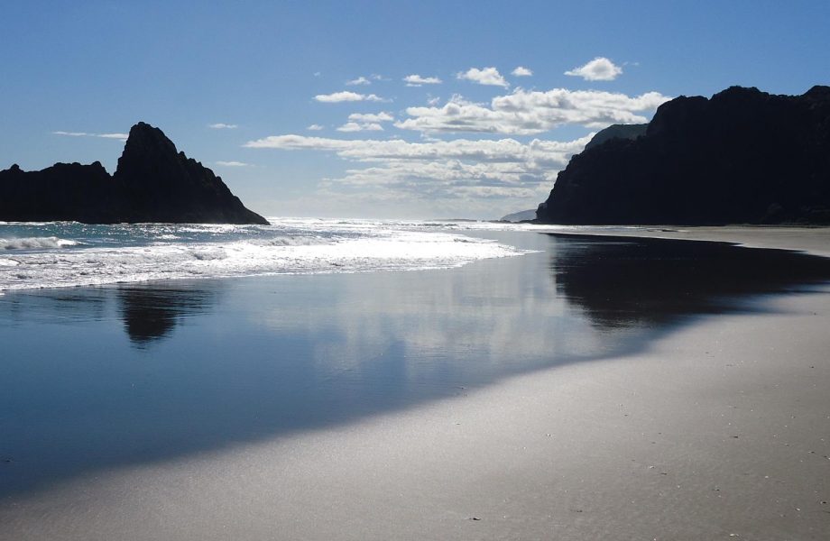 Karekare-beach-new-zealand Karekare-beach-new-zealand