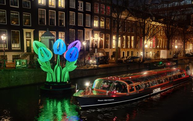 canal cruise in amsterdam