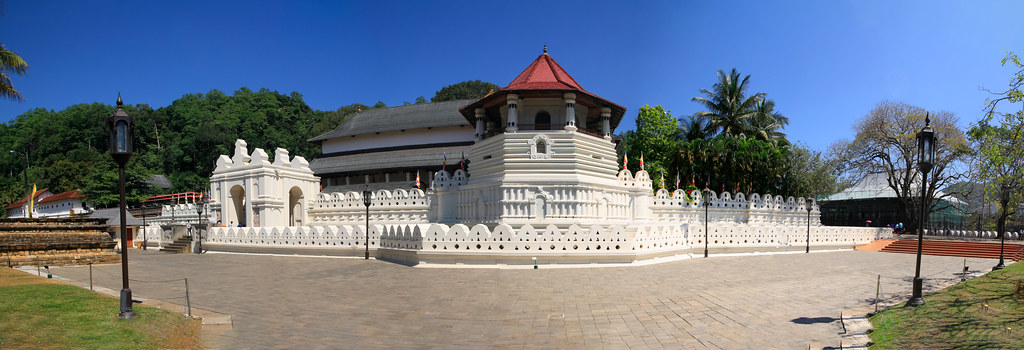 The Buddist temple in Kandy (Srilanka tour on Budget)