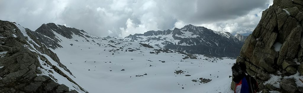 On the way to Indrahar pass along Dhauladhar ridge