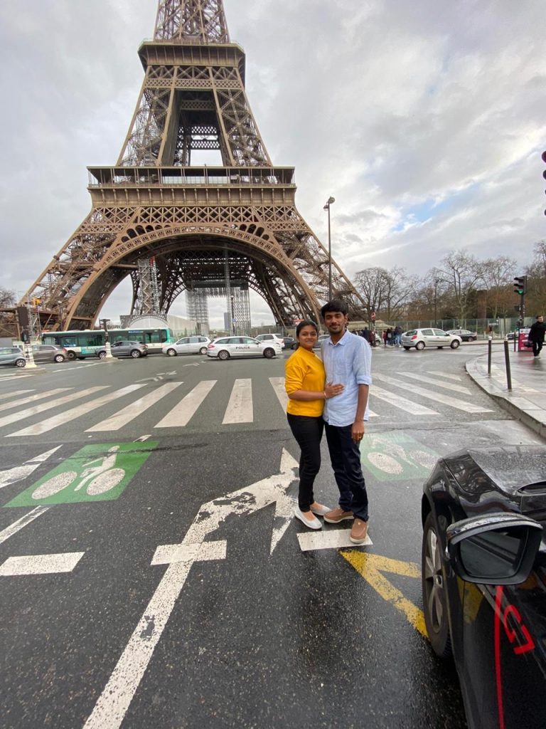 Love birds at the symbol of love, Paris