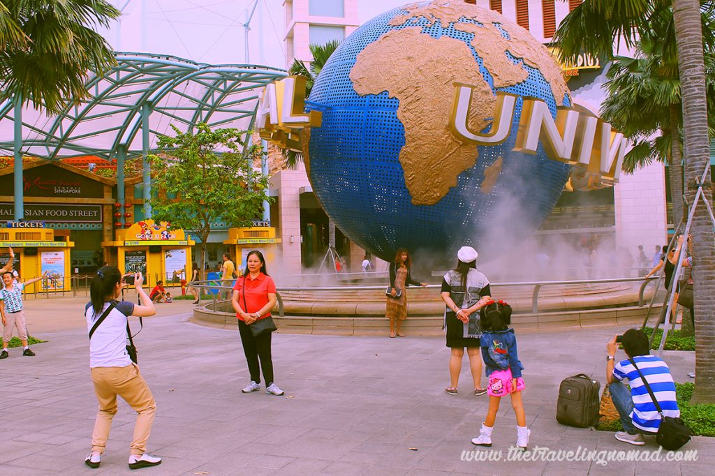 Tourists at Universal Studio entrance
