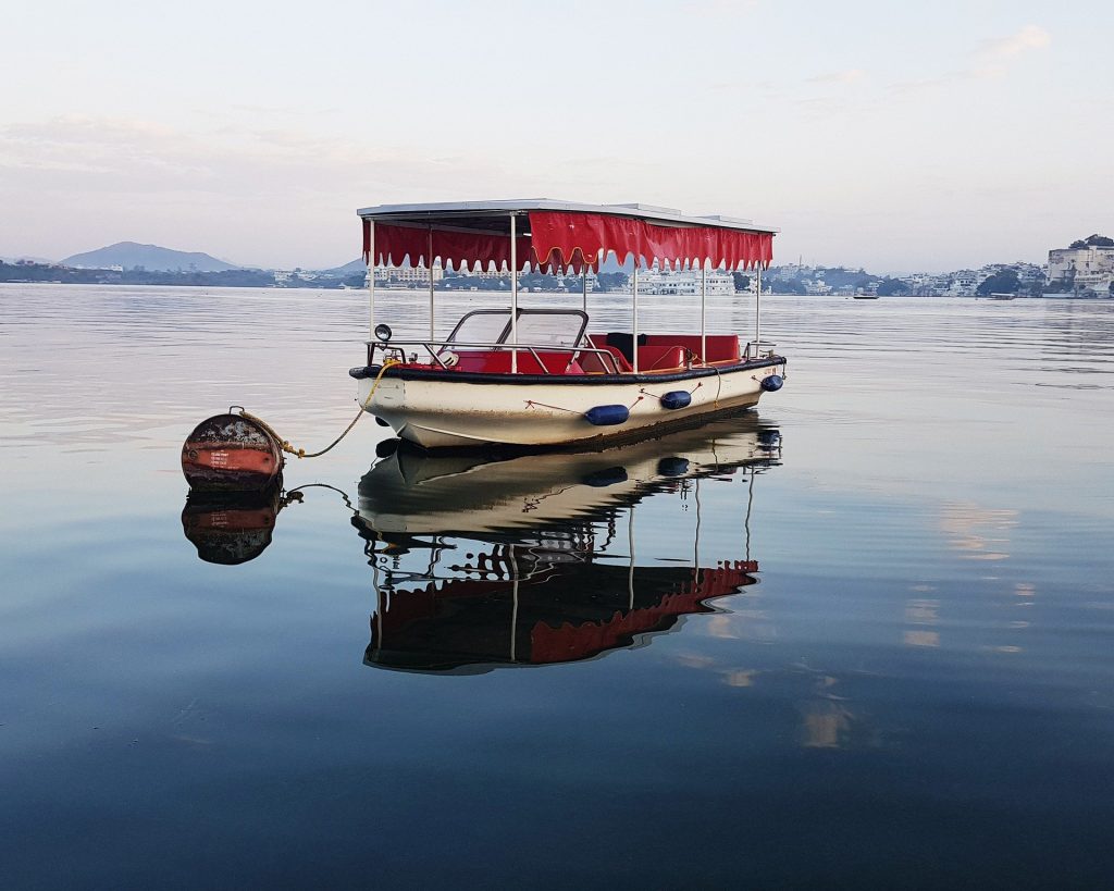 The beautiful view of the Udaipur Lake.