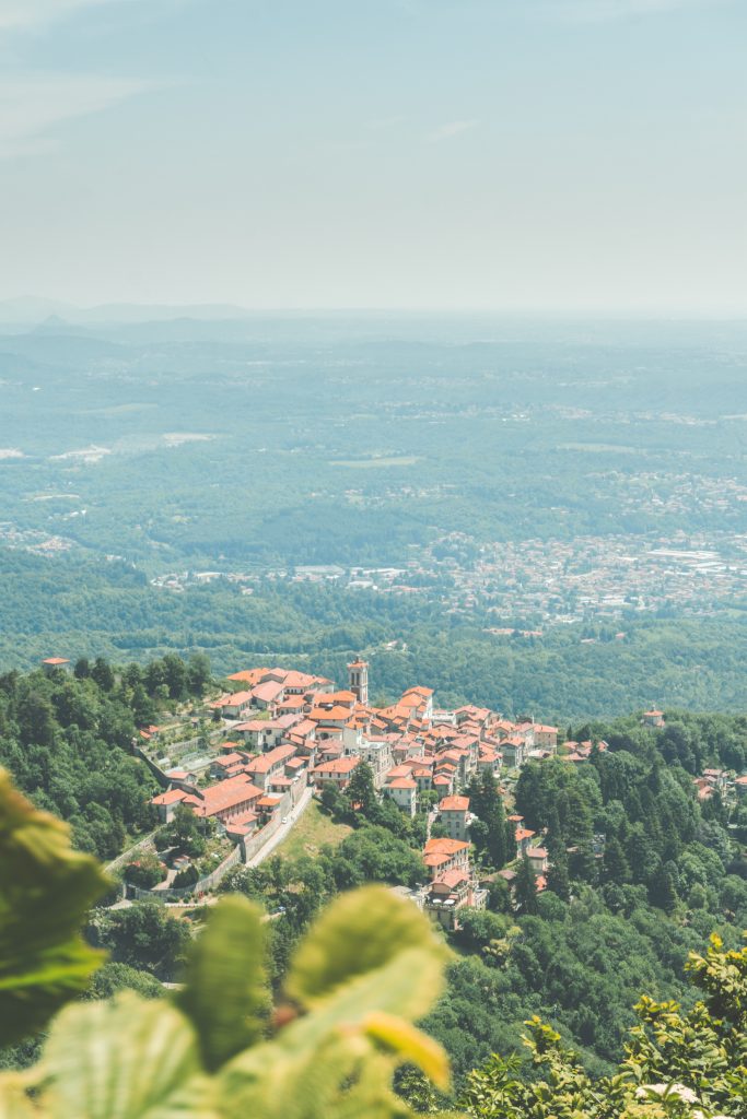 An amazing picture of the city of Varese surrounded by nature