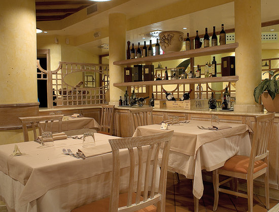 Tables in the Pappa reale café
