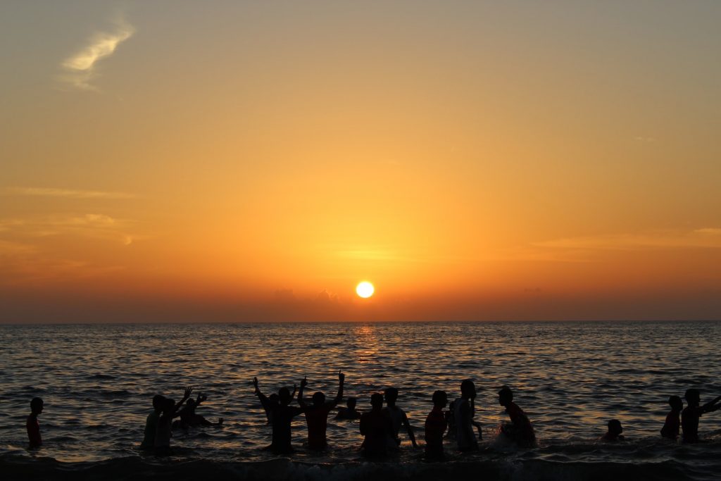 tourists enjoying their evening at Cherai Beach