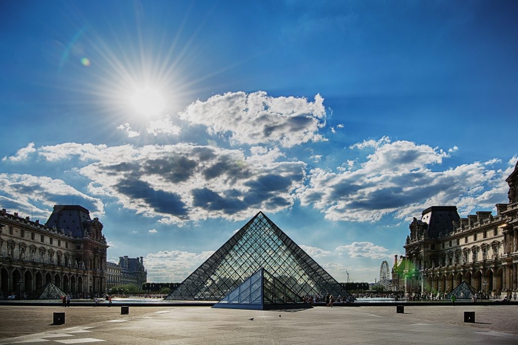 Drawing classes at the Louvre Museum, a recommended tour in Paris.