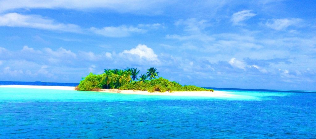 Choose the right weather to travel to Maldives.