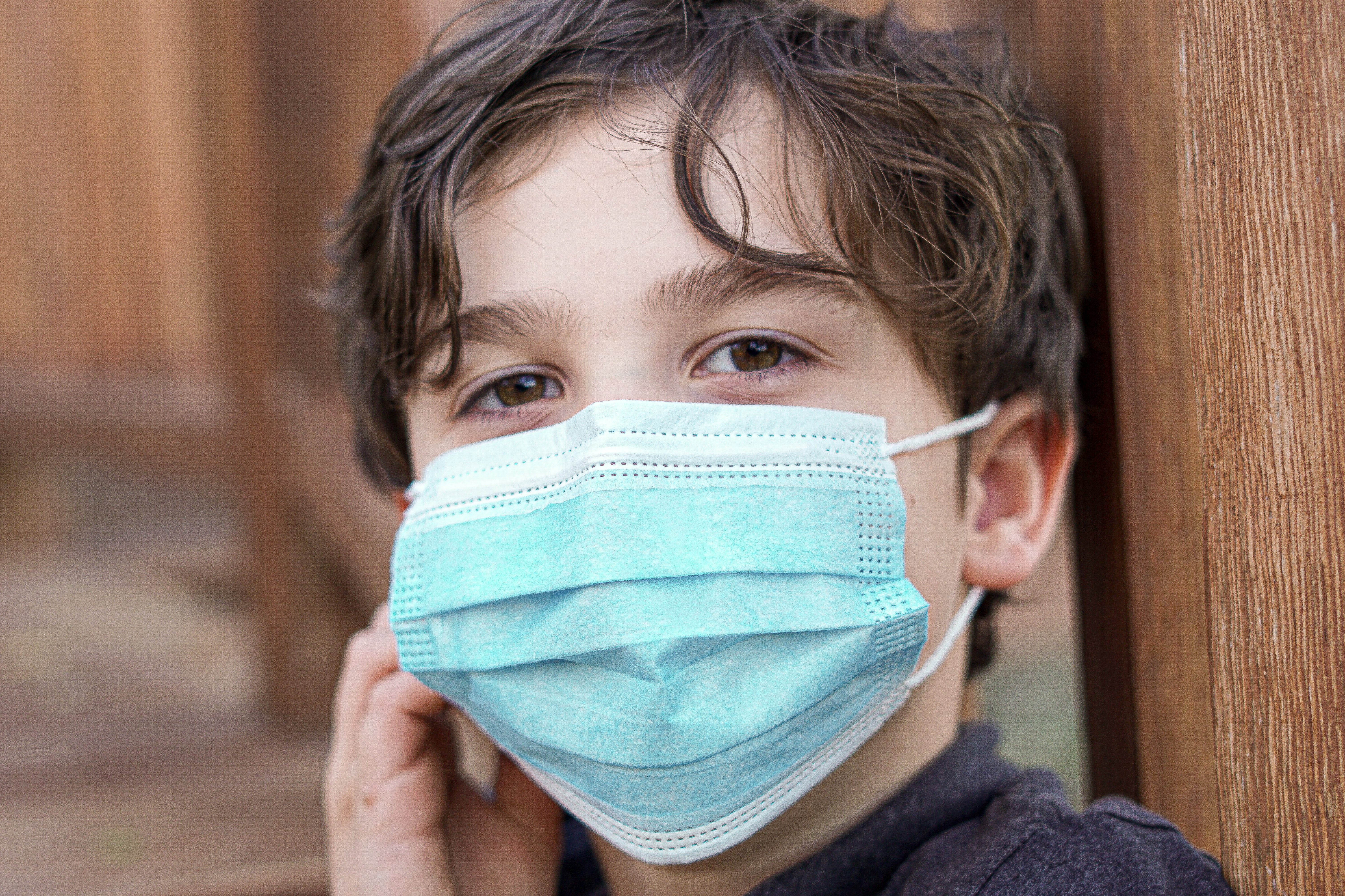 A kid with mask